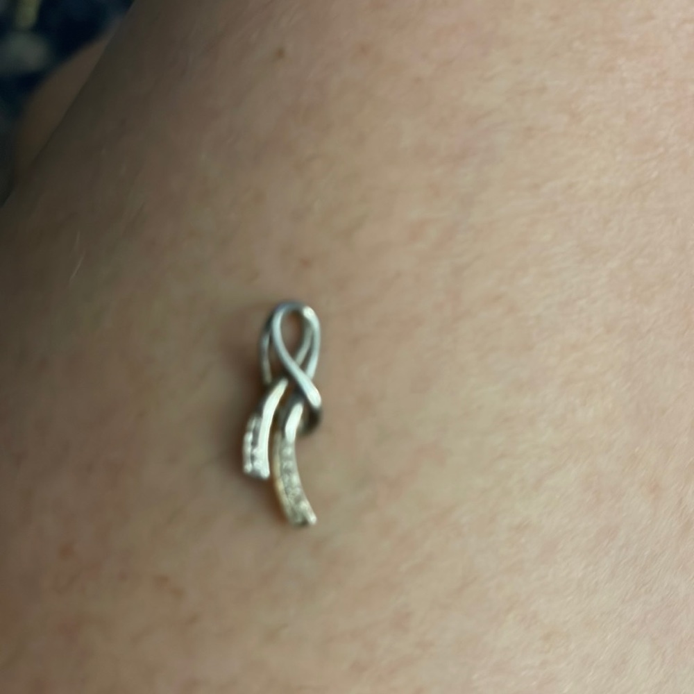 Diamond/white gold ribbon pendant